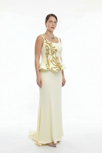 فستان سهرة بمقاسات كبيرة مع حمالات عظمية وقصة بيبلوم